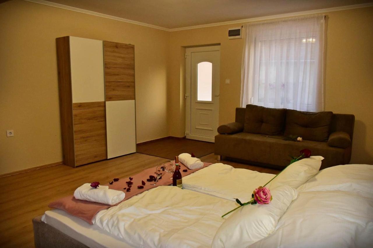 Napfeny Apartman Makó Buitenkant foto